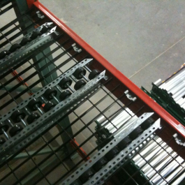 Pallet Flow Rack Staggered Wheel