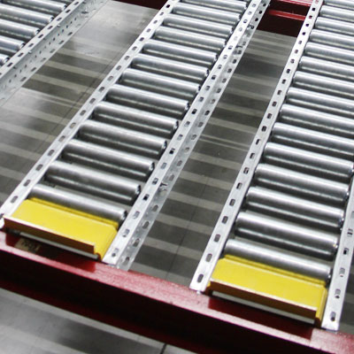 Wide-roller metal pallet flow with full-width end stop